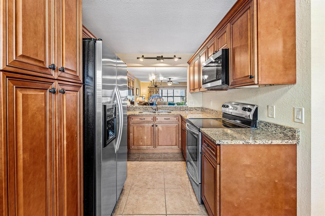 Newer Beautiful Granite Kitchen!