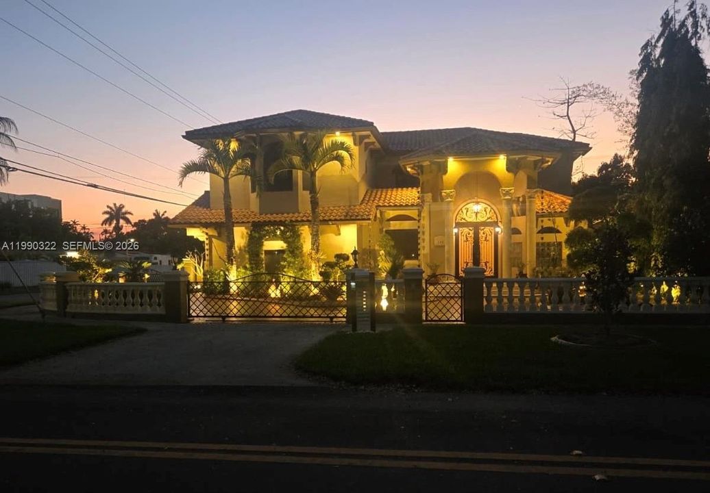 En Venta: $2,275,000 (5 camas, 4 baños, 3051 Pies cuadrados)