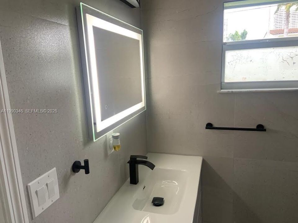 Activo con contrato: $11,000 (3 camas, 2 baños, 3038 Pies cuadrados)