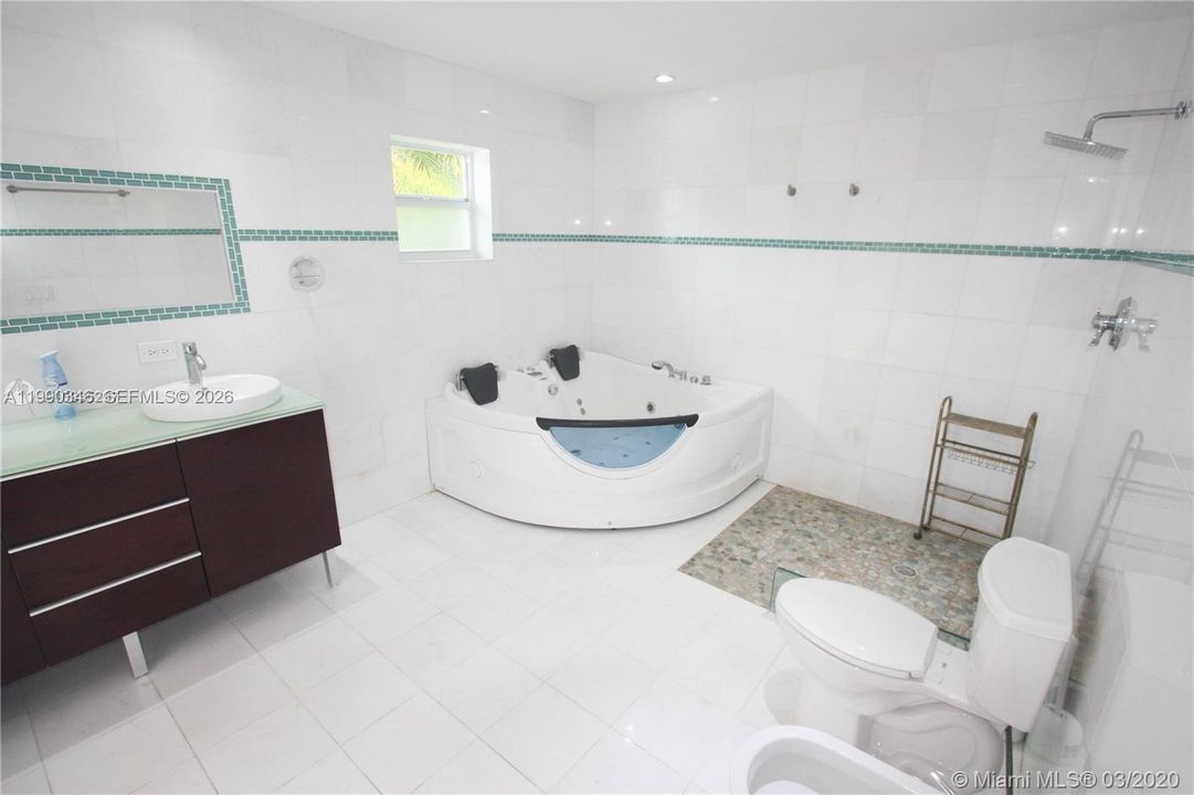 Activo con contrato: $11,000 (3 camas, 2 baños, 3038 Pies cuadrados)