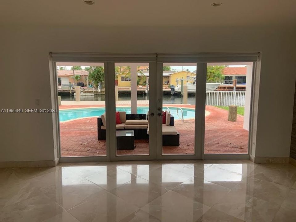 Activo con contrato: $11,000 (3 camas, 2 baños, 3038 Pies cuadrados)