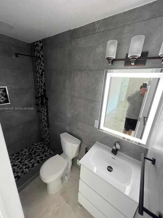 Activo con contrato: $11,000 (3 camas, 2 baños, 3038 Pies cuadrados)