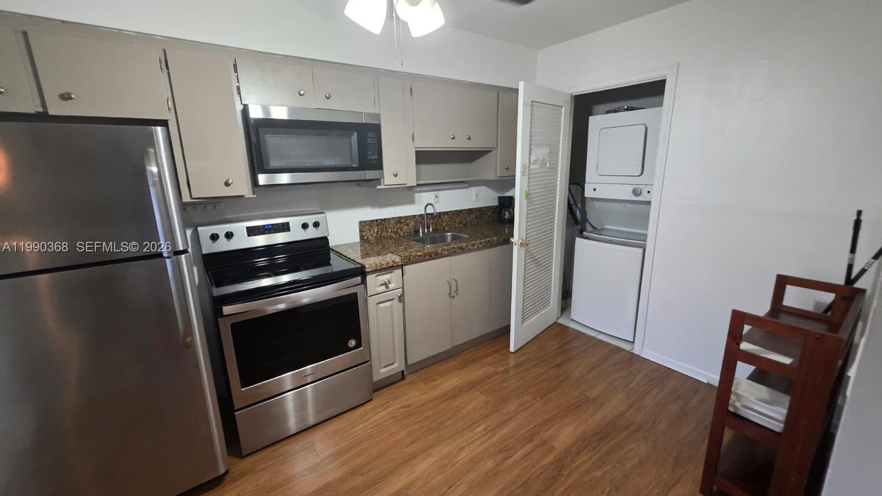 出租: $1,600 (1 贝兹, 1 浴室, 512 平方英尺)