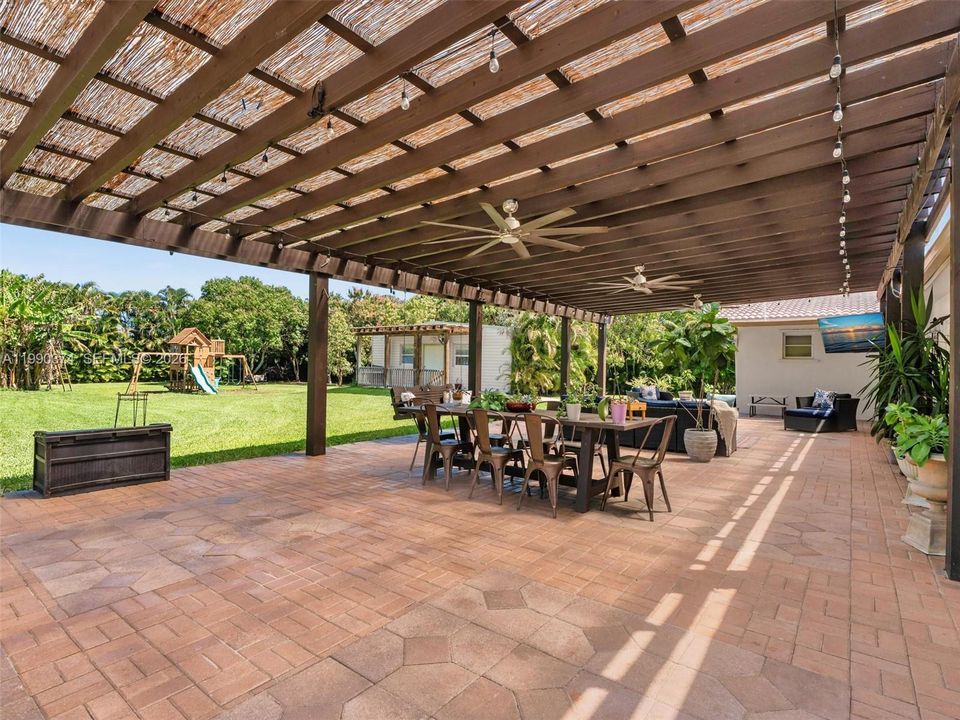 Recently Sold: $1,200,000 (3 beds, 2 baths, 2356 Square Feet)