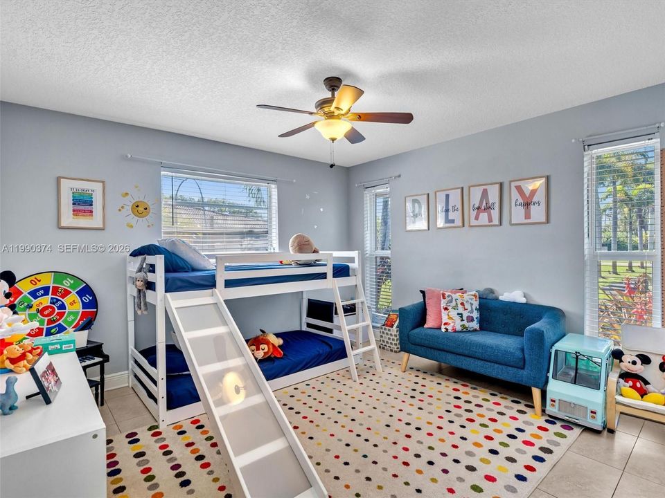 Recently Sold: $1,200,000 (3 beds, 2 baths, 2356 Square Feet)