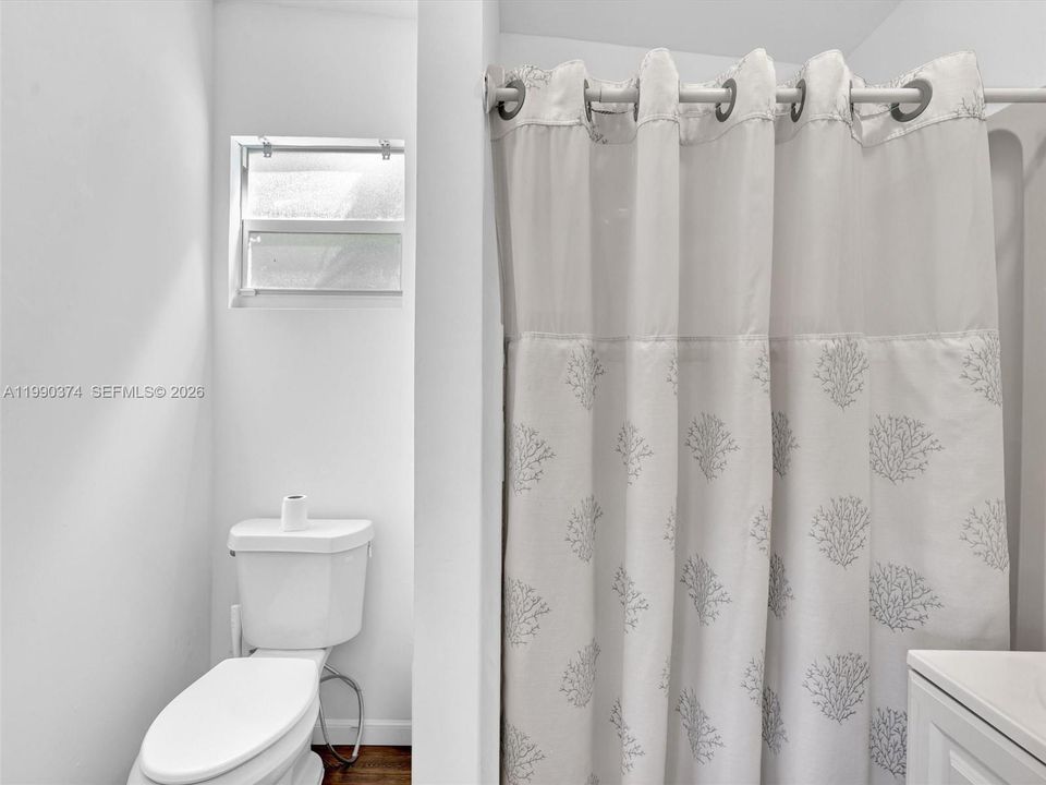 Recently Sold: $1,200,000 (3 beds, 2 baths, 2356 Square Feet)