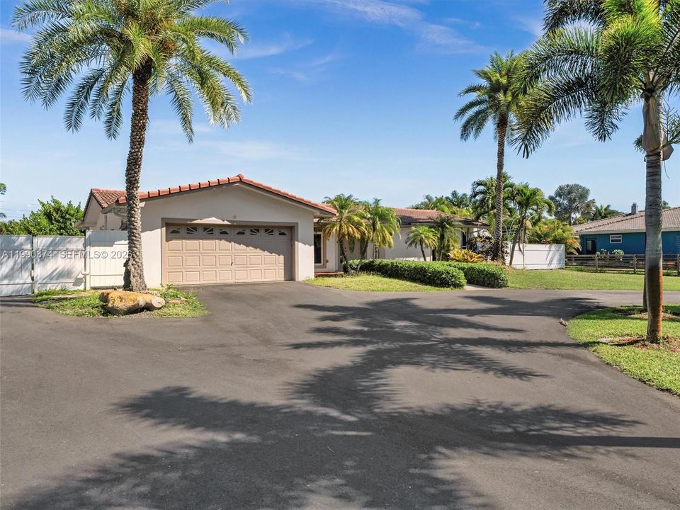 Recently Sold: $1,200,000 (3 beds, 2 baths, 2356 Square Feet)