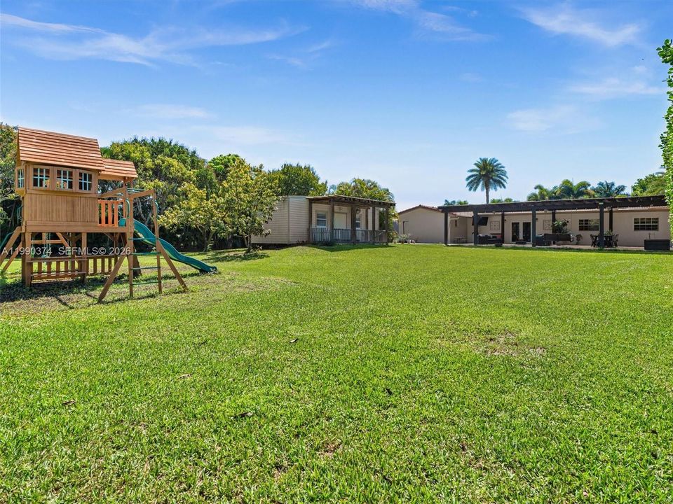 Recently Sold: $1,200,000 (3 beds, 2 baths, 2356 Square Feet)
