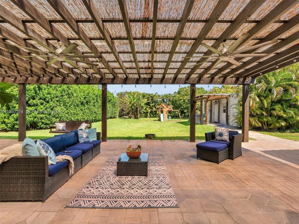 Recently Sold: $1,200,000 (3 beds, 2 baths, 2356 Square Feet)
