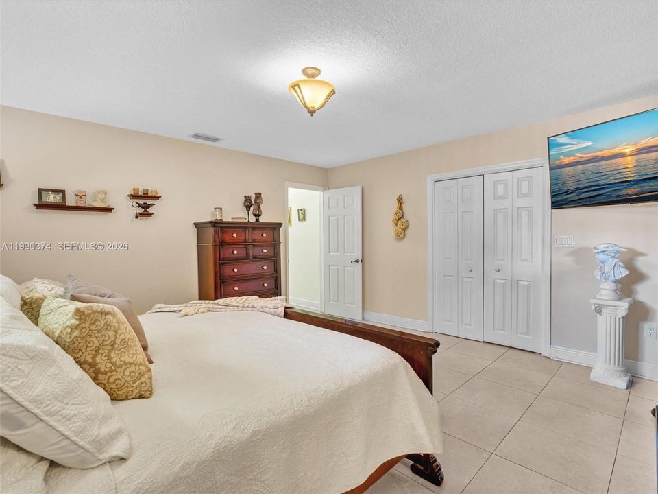 Recently Sold: $1,200,000 (3 beds, 2 baths, 2356 Square Feet)