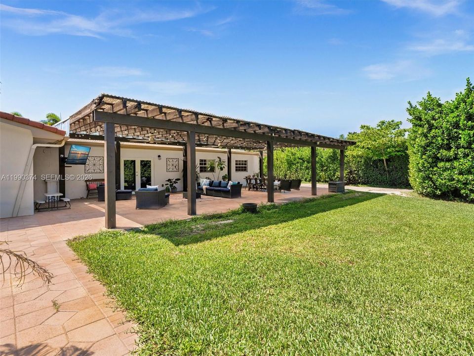 Recently Sold: $1,200,000 (3 beds, 2 baths, 2356 Square Feet)