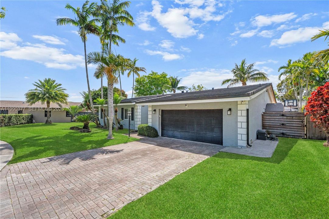 Activo con contrato: $899,900 (4 camas, 2 baños, 1947 Pies cuadrados)