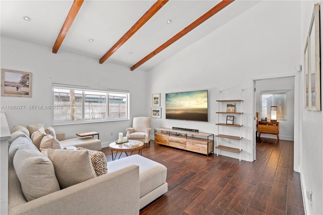 Activo con contrato: $899,900 (4 camas, 2 baños, 1947 Pies cuadrados)