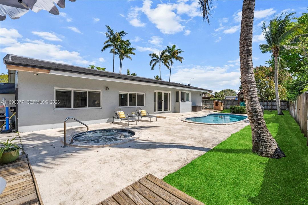 Activo con contrato: $899,900 (4 camas, 2 baños, 1947 Pies cuadrados)