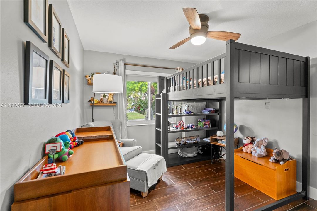 Activo con contrato: $899,900 (4 camas, 2 baños, 1947 Pies cuadrados)