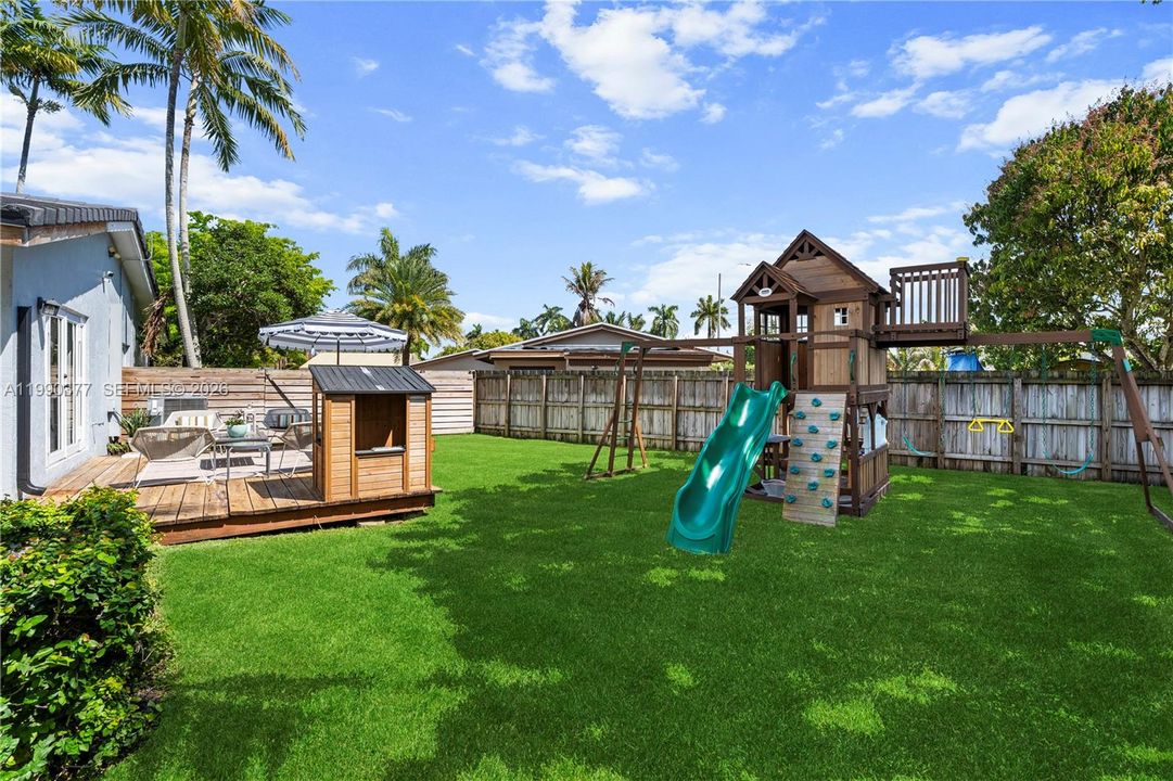 Activo con contrato: $899,900 (4 camas, 2 baños, 1947 Pies cuadrados)