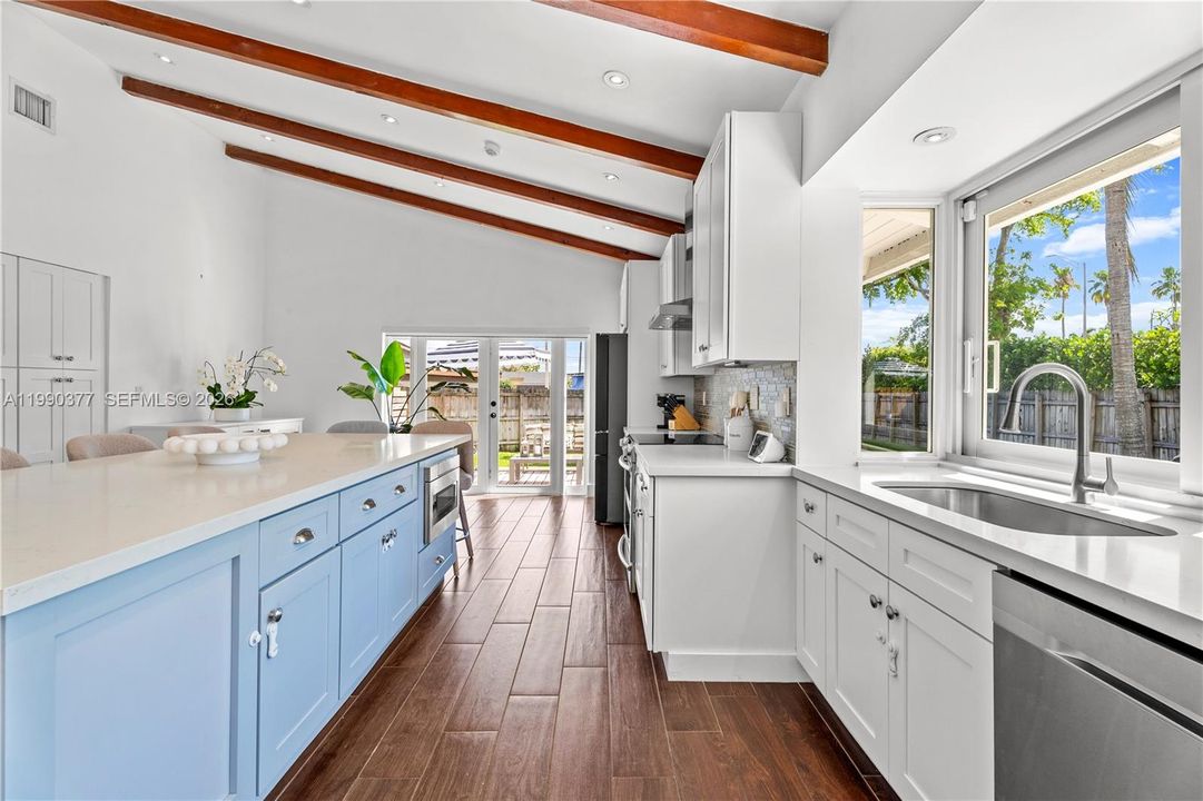 Activo con contrato: $899,900 (4 camas, 2 baños, 1947 Pies cuadrados)