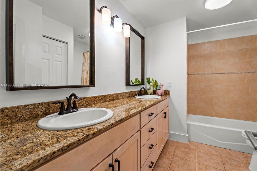 Activo con contrato: $899,900 (4 camas, 2 baños, 1947 Pies cuadrados)