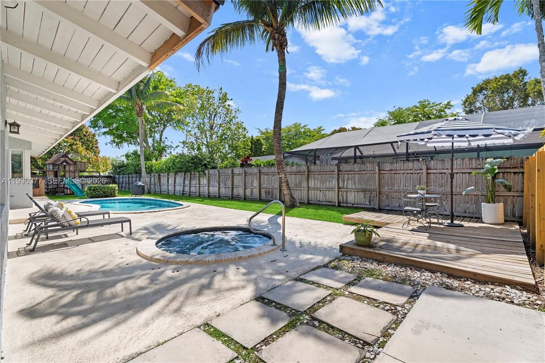 Activo con contrato: $899,900 (4 camas, 2 baños, 1947 Pies cuadrados)