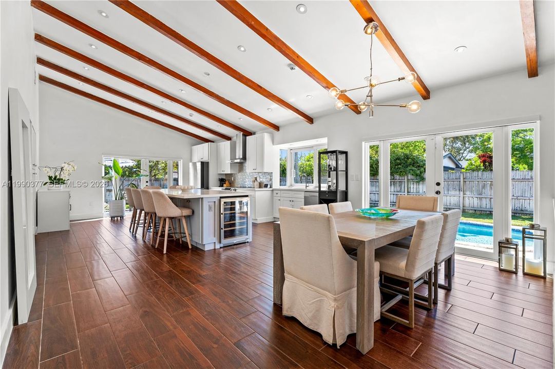 Activo con contrato: $899,900 (4 camas, 2 baños, 1947 Pies cuadrados)