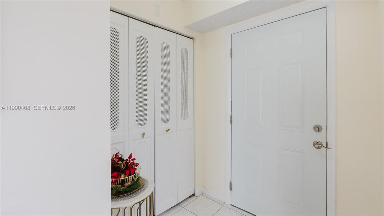 На продажу: $299,000 (2 спален, 2 ванн, 1144 Квадратных фут)