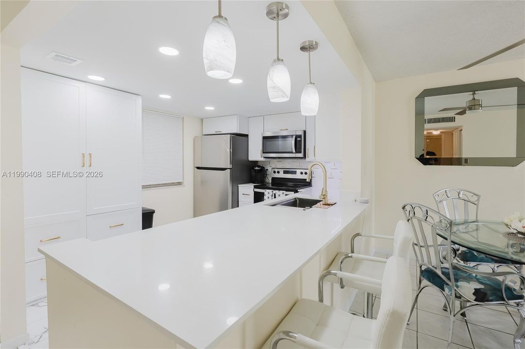 На продажу: $299,000 (2 спален, 2 ванн, 1144 Квадратных фут)