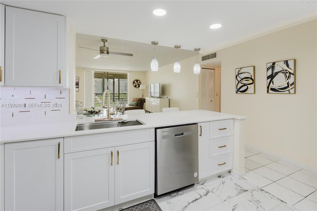 На продажу: $299,000 (2 спален, 2 ванн, 1144 Квадратных фут)