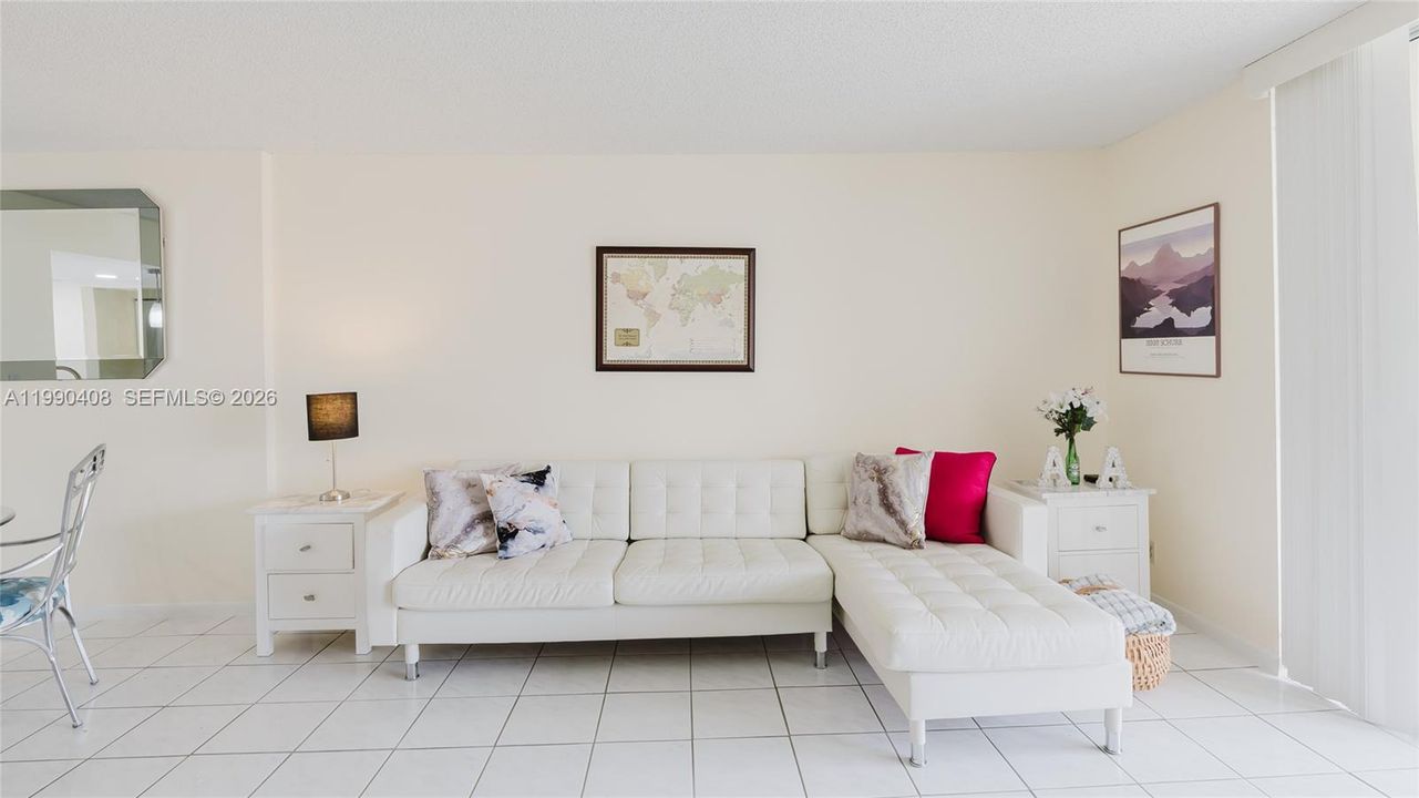 На продажу: $299,000 (2 спален, 2 ванн, 1144 Квадратных фут)