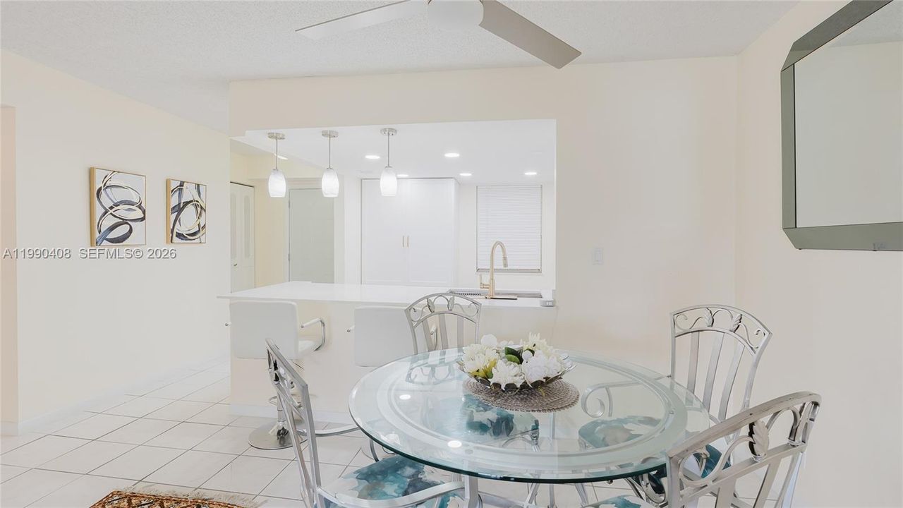 На продажу: $299,000 (2 спален, 2 ванн, 1144 Квадратных фут)