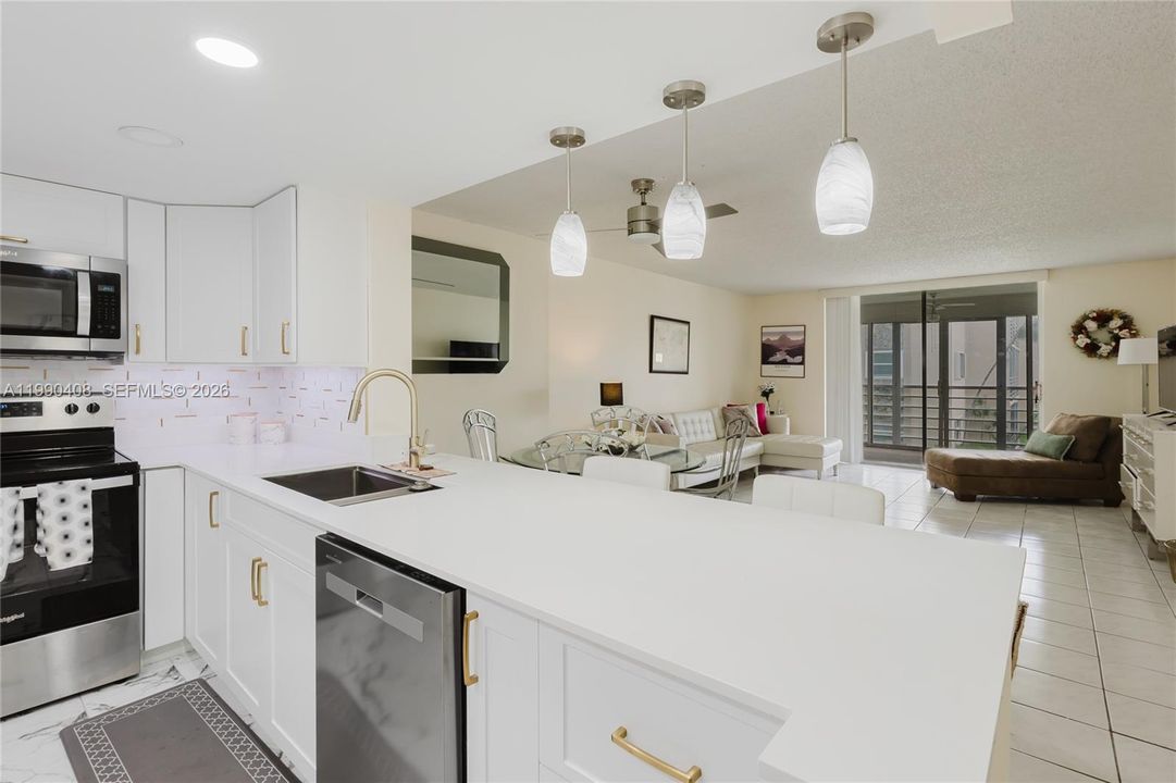 На продажу: $299,000 (2 спален, 2 ванн, 1144 Квадратных фут)