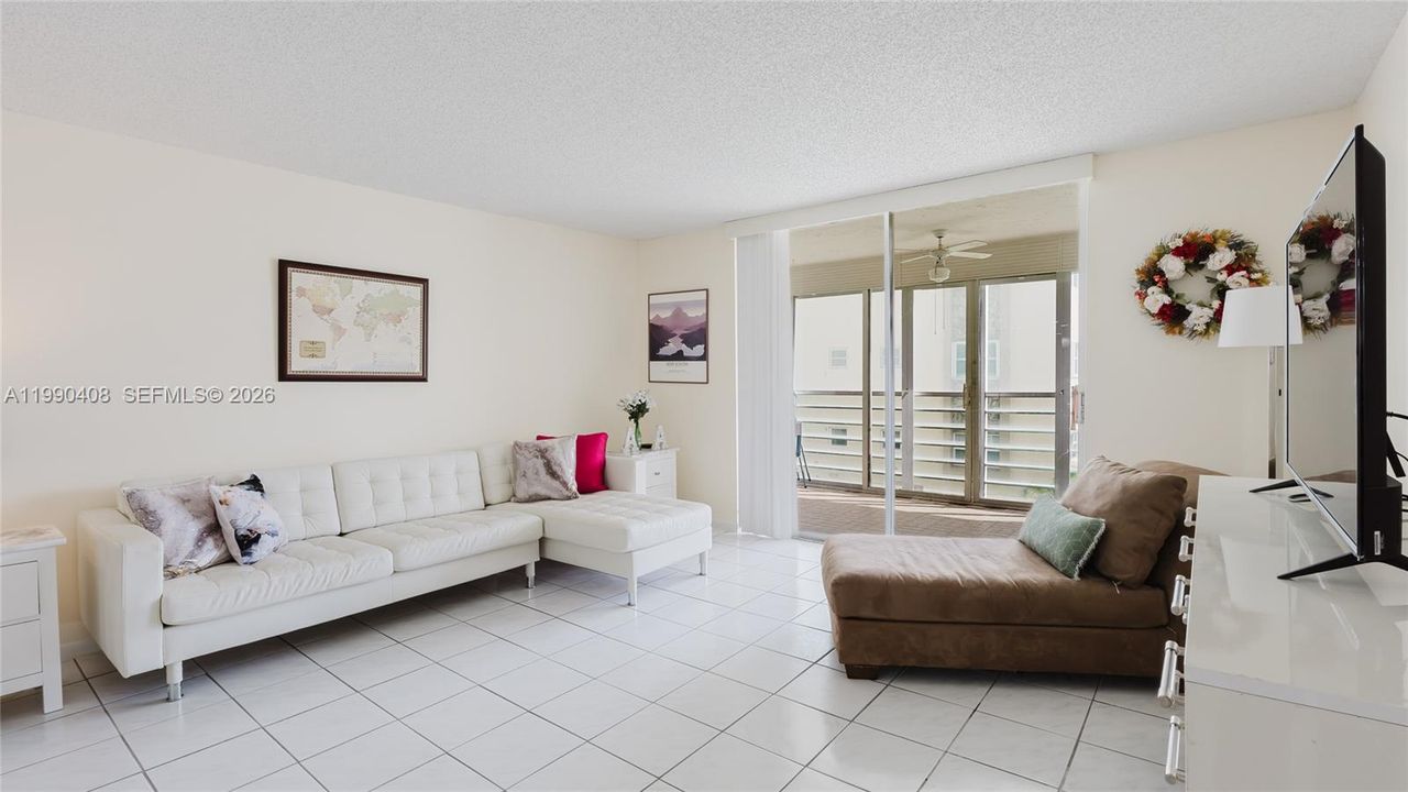 На продажу: $299,000 (2 спален, 2 ванн, 1144 Квадратных фут)