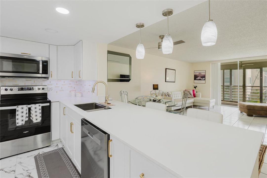 На продажу: $299,000 (2 спален, 2 ванн, 1144 Квадратных фут)