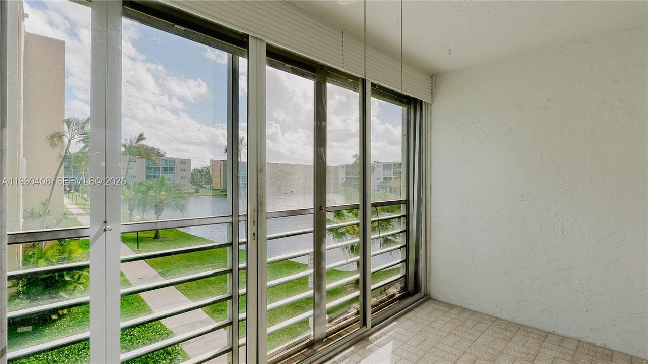 На продажу: $299,000 (2 спален, 2 ванн, 1144 Квадратных фут)