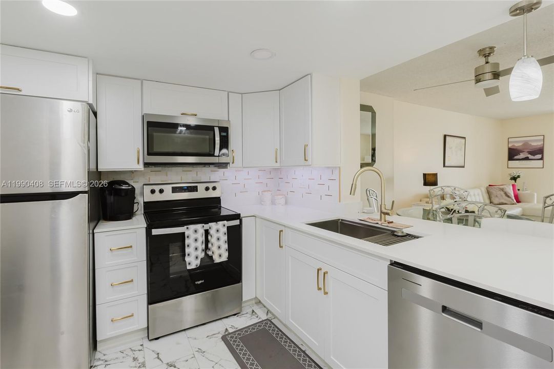 На продажу: $299,000 (2 спален, 2 ванн, 1144 Квадратных фут)