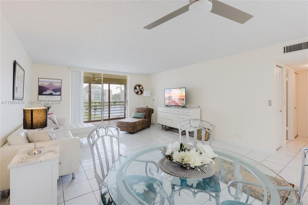 На продажу: $299,000 (2 спален, 2 ванн, 1144 Квадратных фут)