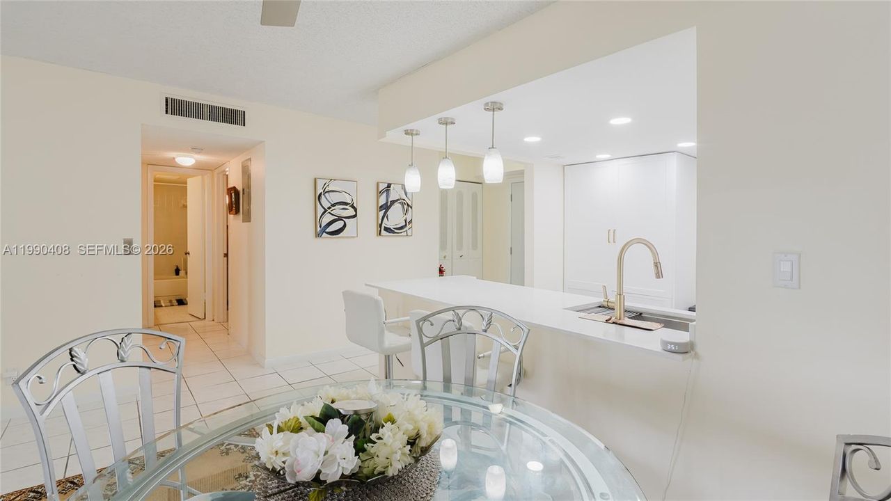 На продажу: $299,000 (2 спален, 2 ванн, 1144 Квадратных фут)