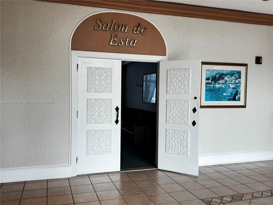For Sale: $185,000 (1 beds, 1 baths, 1005 Square Feet)
