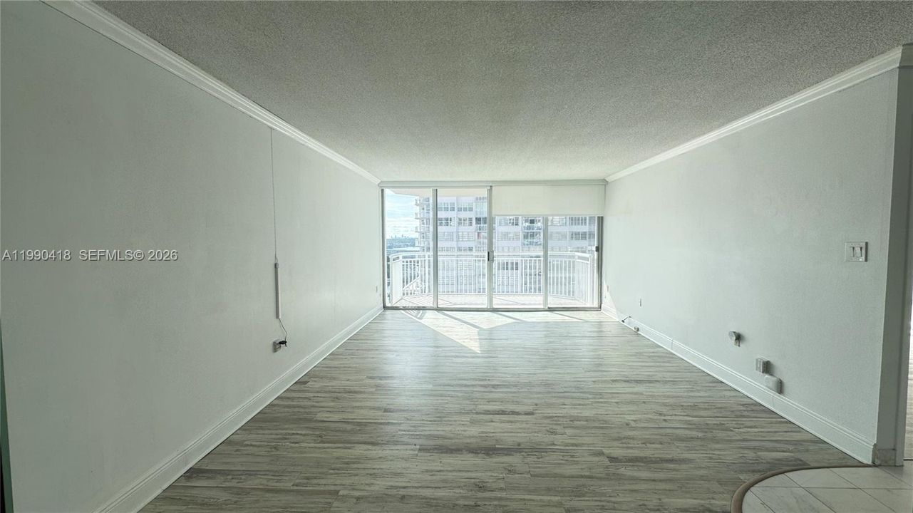 For Sale: $185,000 (1 beds, 1 baths, 1005 Square Feet)