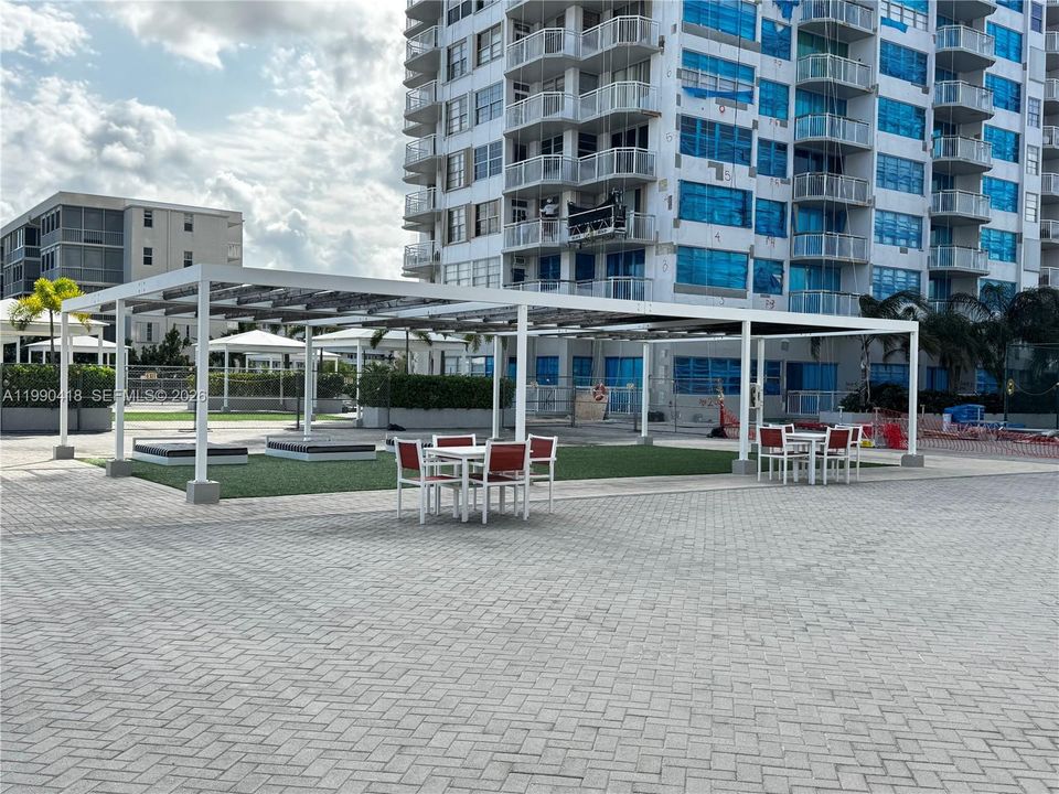 For Sale: $185,000 (1 beds, 1 baths, 1005 Square Feet)