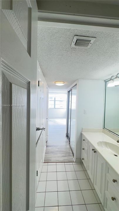 For Sale: $185,000 (1 beds, 1 baths, 1005 Square Feet)