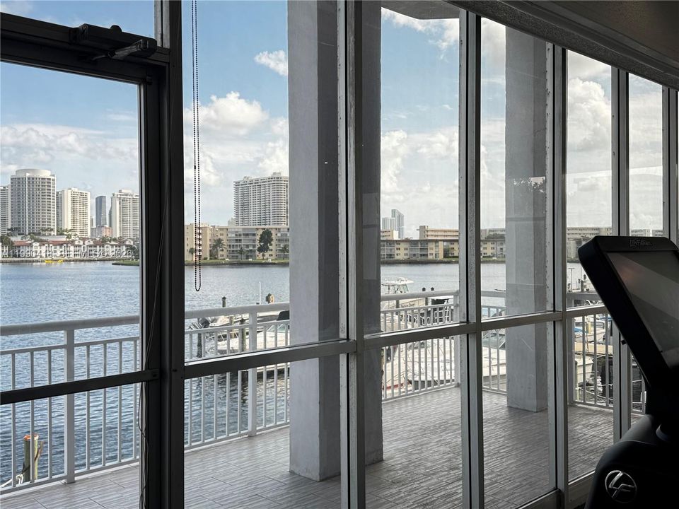 For Sale: $185,000 (1 beds, 1 baths, 1005 Square Feet)