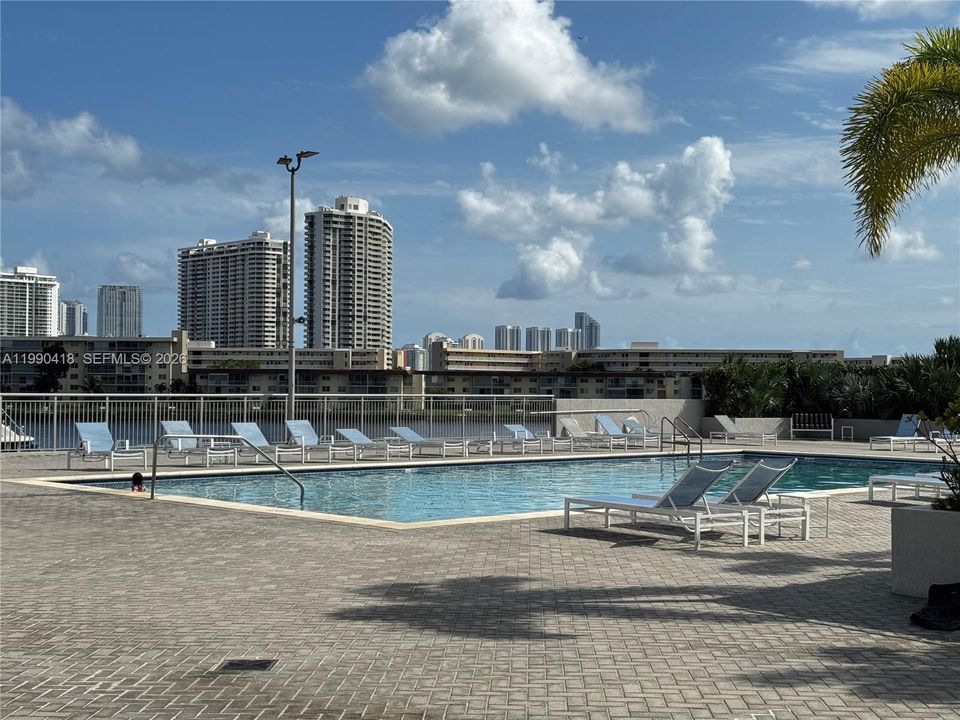 For Sale: $185,000 (1 beds, 1 baths, 1005 Square Feet)