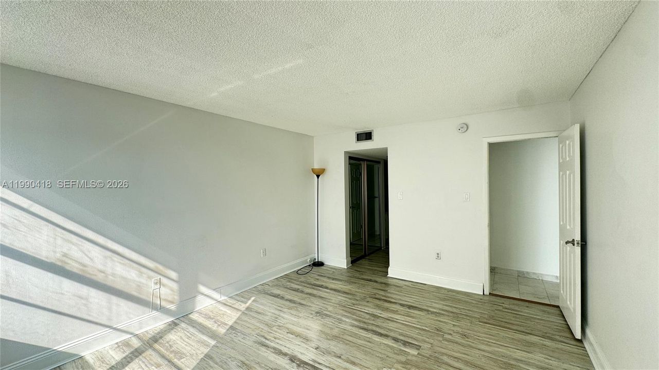 For Sale: $185,000 (1 beds, 1 baths, 1005 Square Feet)