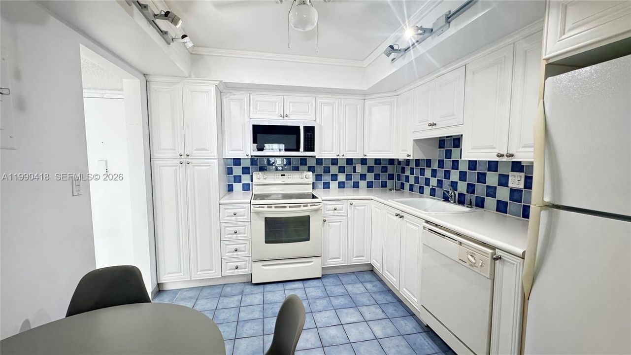 For Sale: $185,000 (1 beds, 1 baths, 1005 Square Feet)