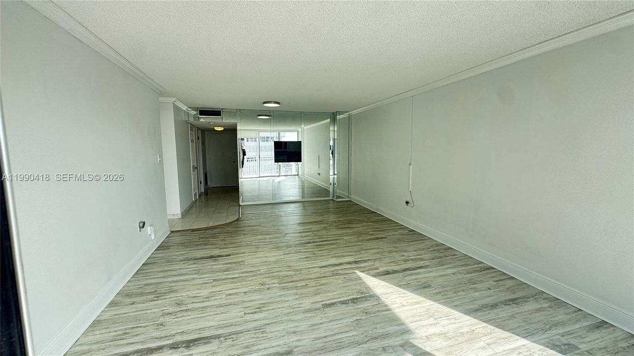 For Sale: $185,000 (1 beds, 1 baths, 1005 Square Feet)