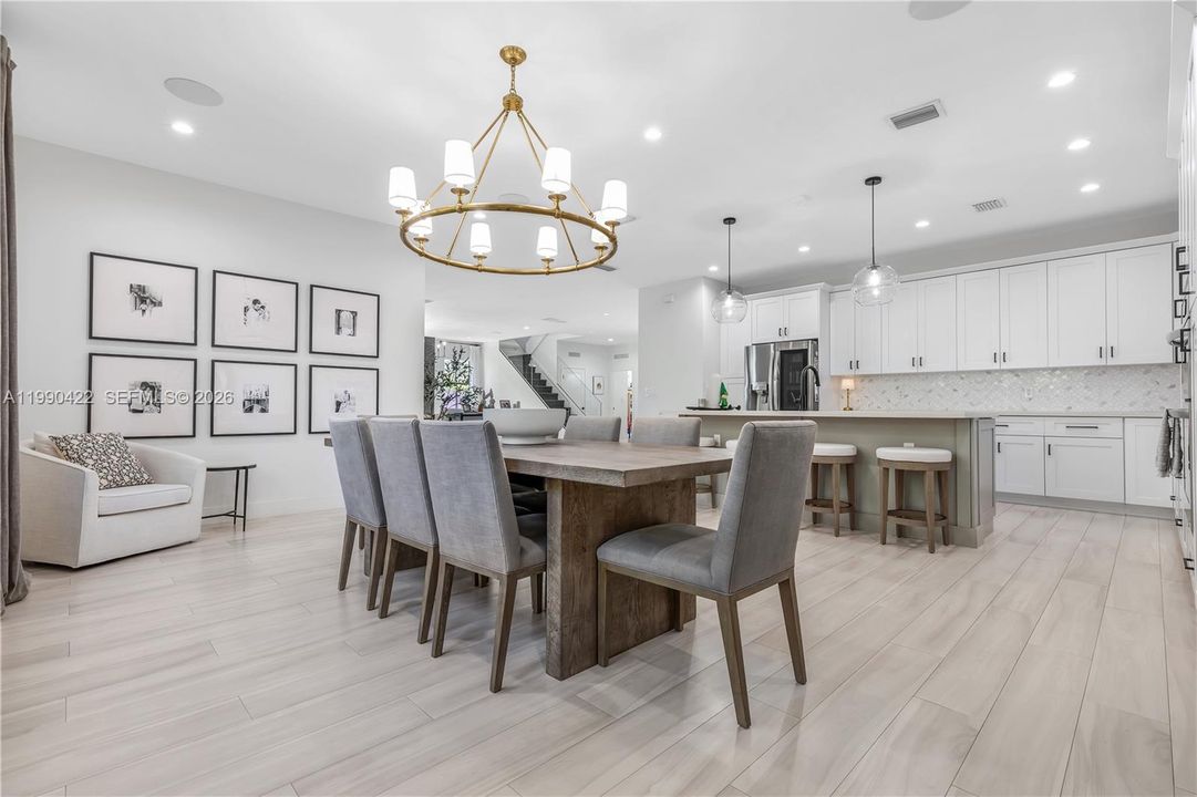 Vendido Recientemente: $1,400,000 (5 camas, 5 baños, 3132 Pies cuadrados)