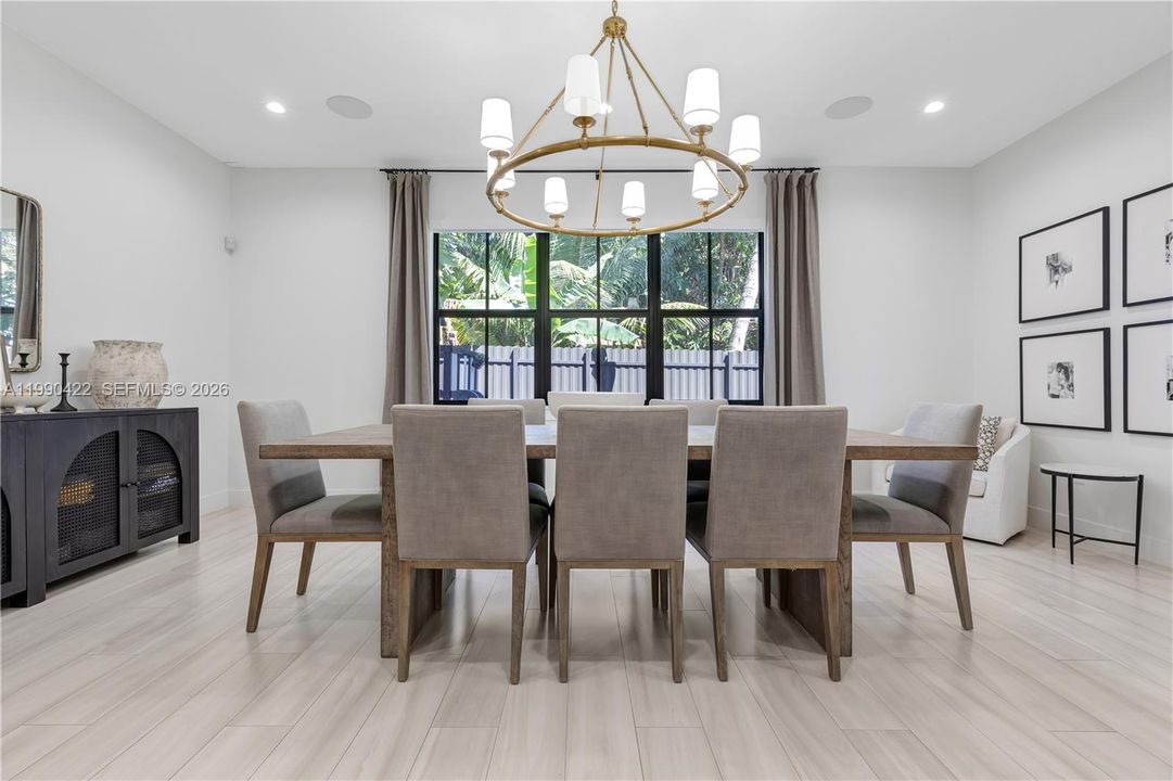Vendido Recientemente: $1,400,000 (5 camas, 5 baños, 3132 Pies cuadrados)