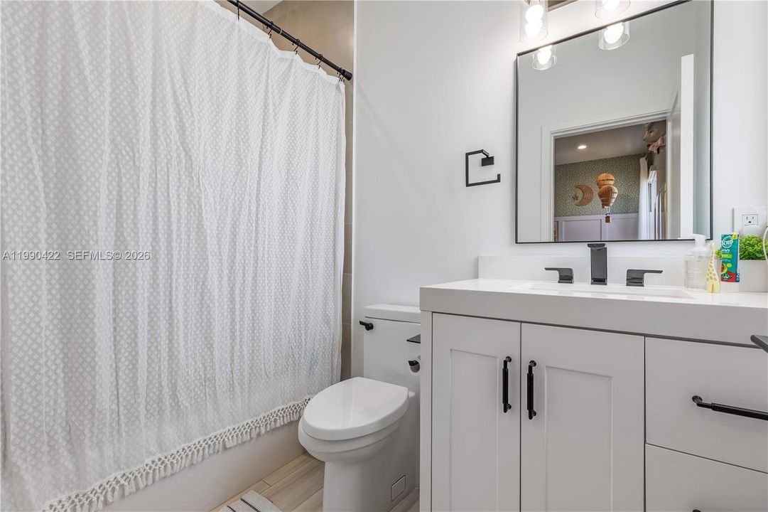 Vendido Recientemente: $1,400,000 (5 camas, 5 baños, 3132 Pies cuadrados)