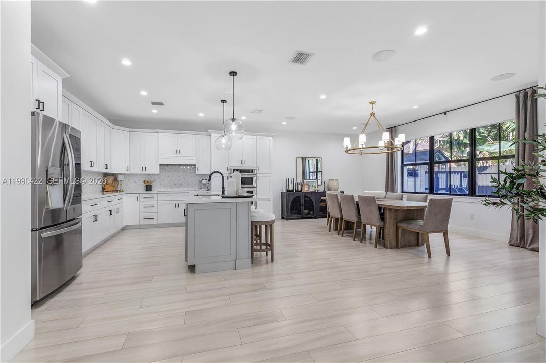 Vendido Recientemente: $1,400,000 (5 camas, 5 baños, 3132 Pies cuadrados)