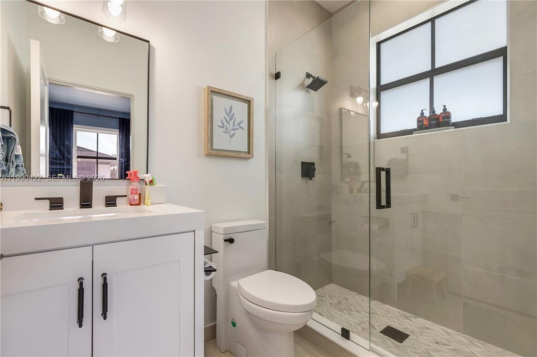 Vendido Recientemente: $1,400,000 (5 camas, 5 baños, 3132 Pies cuadrados)